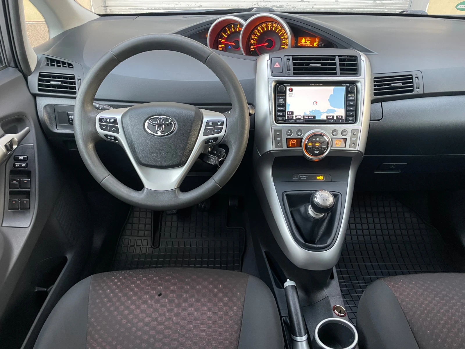 Toyota Verso 2.0D4-D 126 к.с. 7 места NAVI - изображение 8