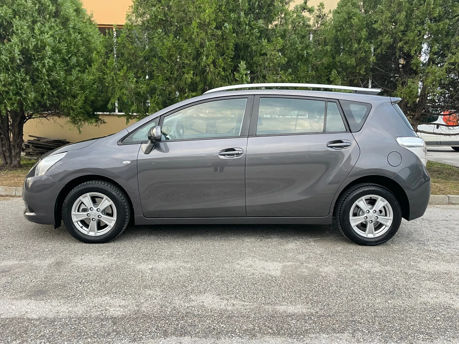 Toyota Verso 2.0D4-D 126 к.с. 7 места NAVI - изображение 2