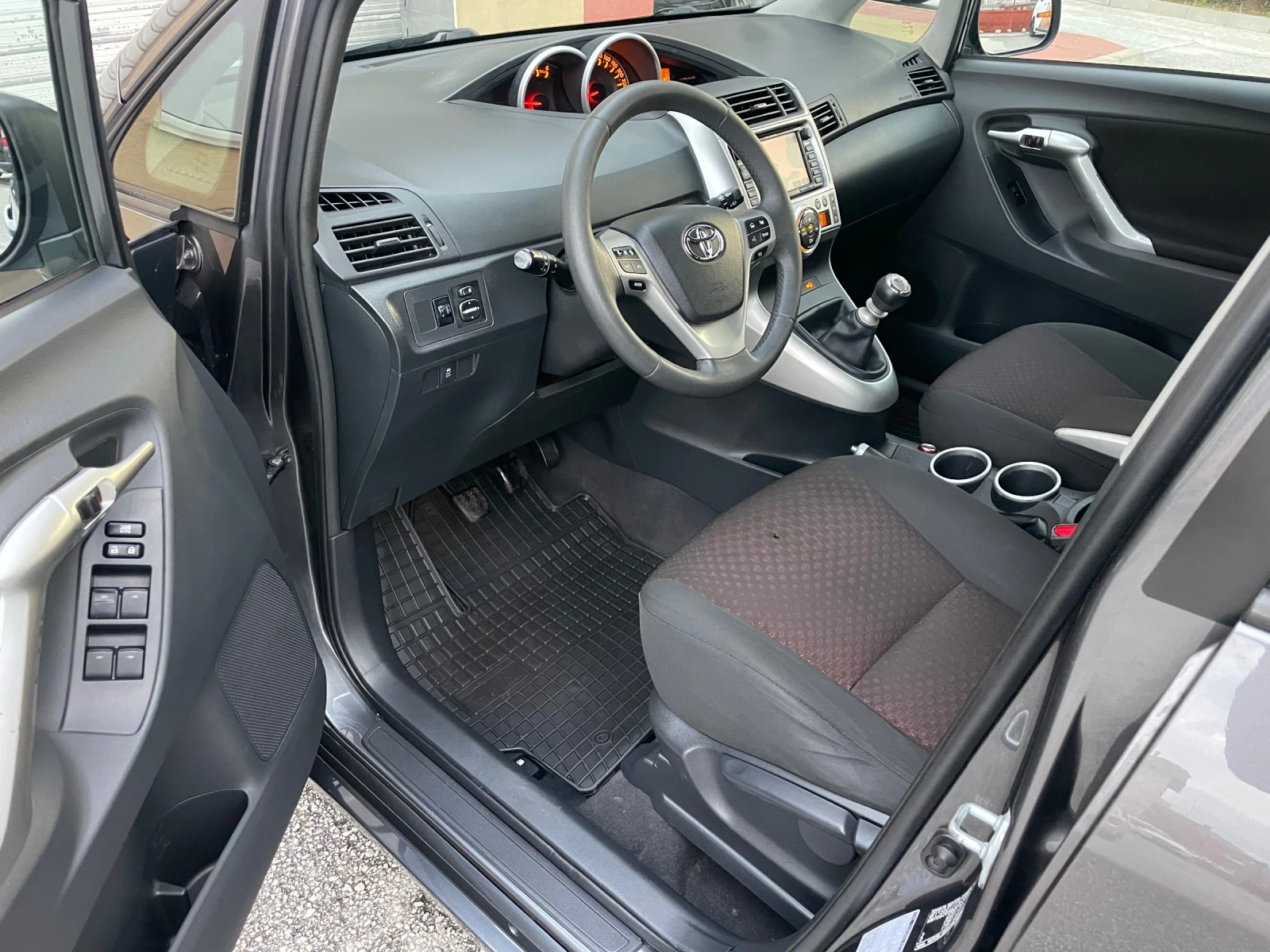 Toyota Verso 2.0D4-D 126 к.с. 7 места NAVI - изображение 10