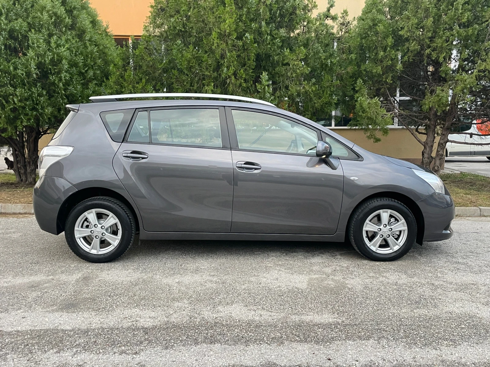 Toyota Verso 2.0D4-D 126 к.с. 7 места NAVI - изображение 6