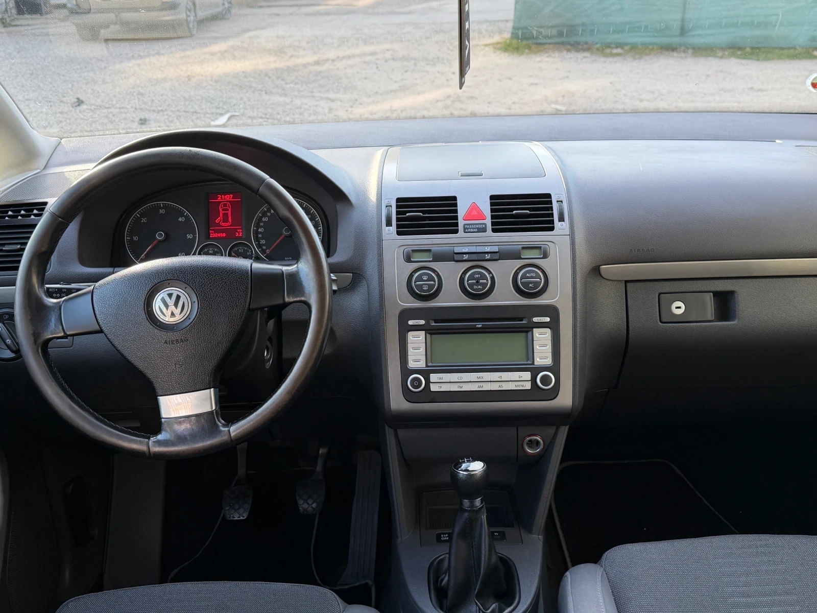 VW Touran 2.0 TDI, снимка 5 - Автомобили и джипове - 53838452