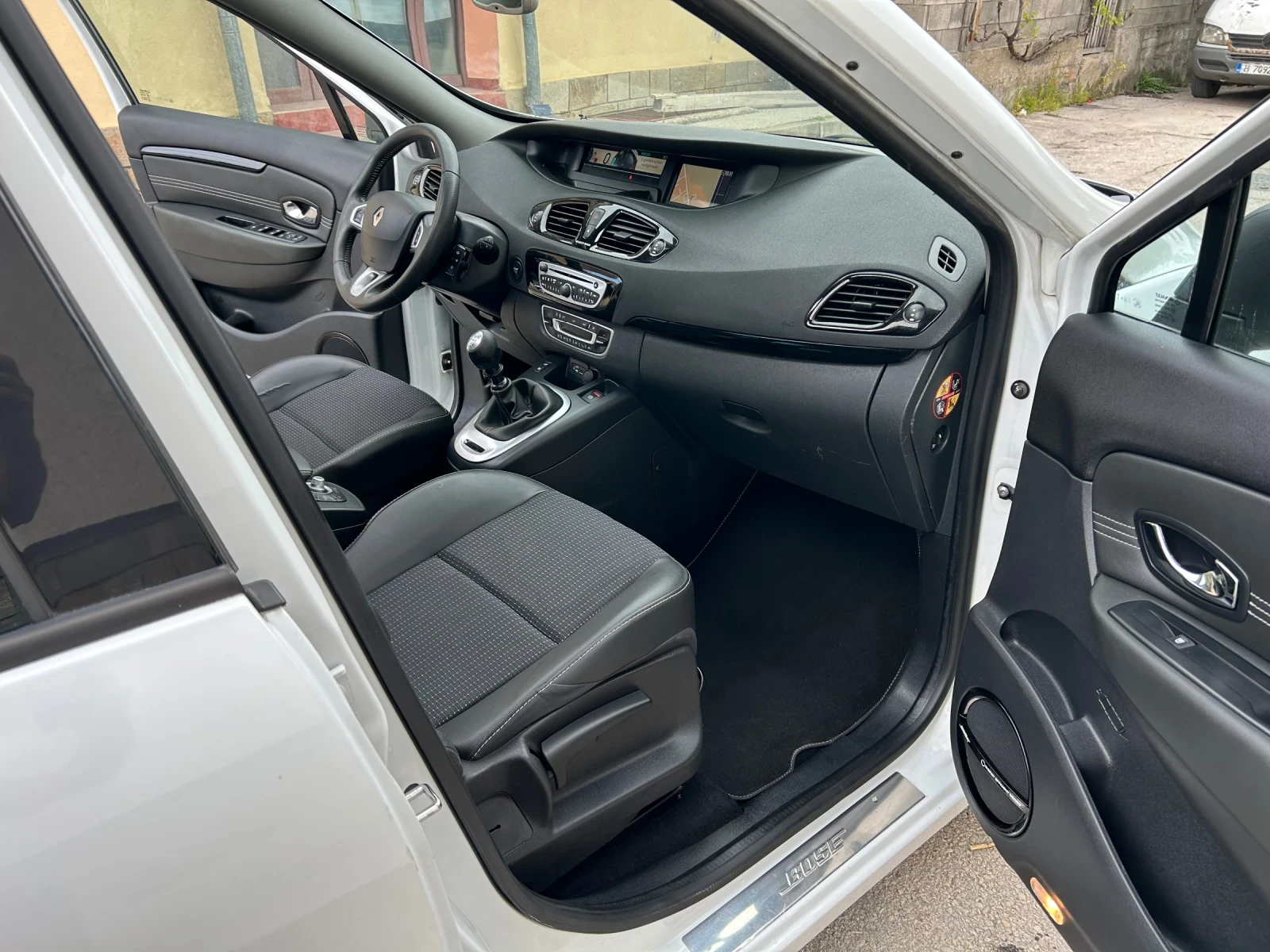 Renault Grand scenic 1.6DCI BOSE 7 МЕСТА ПАНОРАМА, снимка 10 - Автомобили и джипове - 53917073
