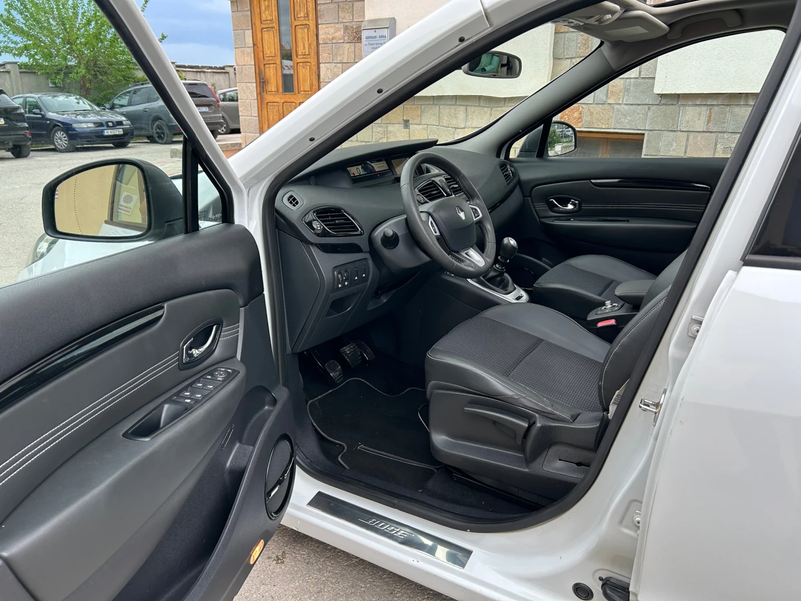 Renault Grand scenic 1.6DCI BOSE 7 МЕСТА ПАНОРАМА, снимка 8 - Автомобили и джипове - 53917073