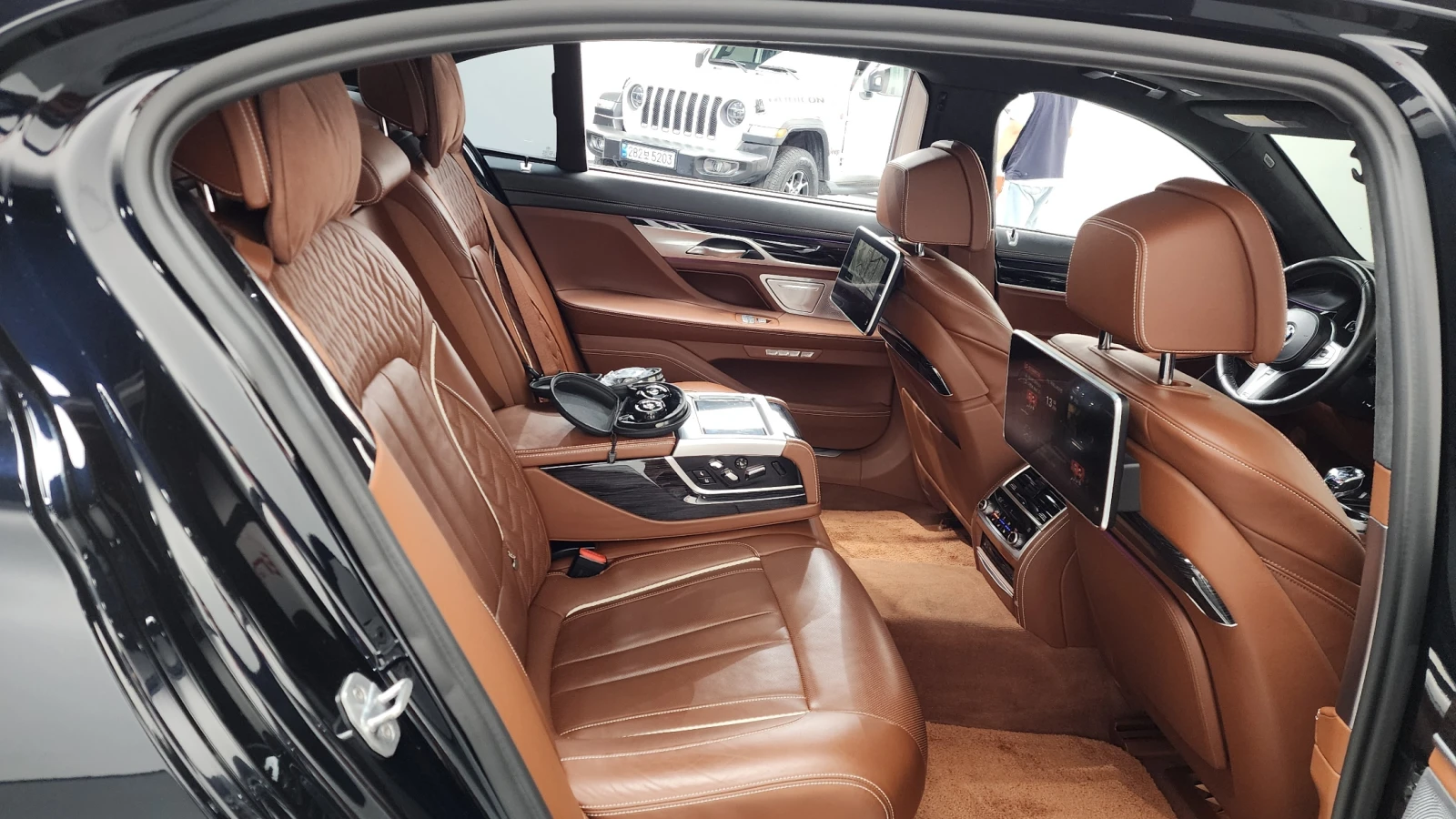 BMW 760 M PKG* V12* ОБДУХВАНЕ* 360 CAM* ПОДГРЕВ, снимка 15 - Автомобили и джипове - 54984309