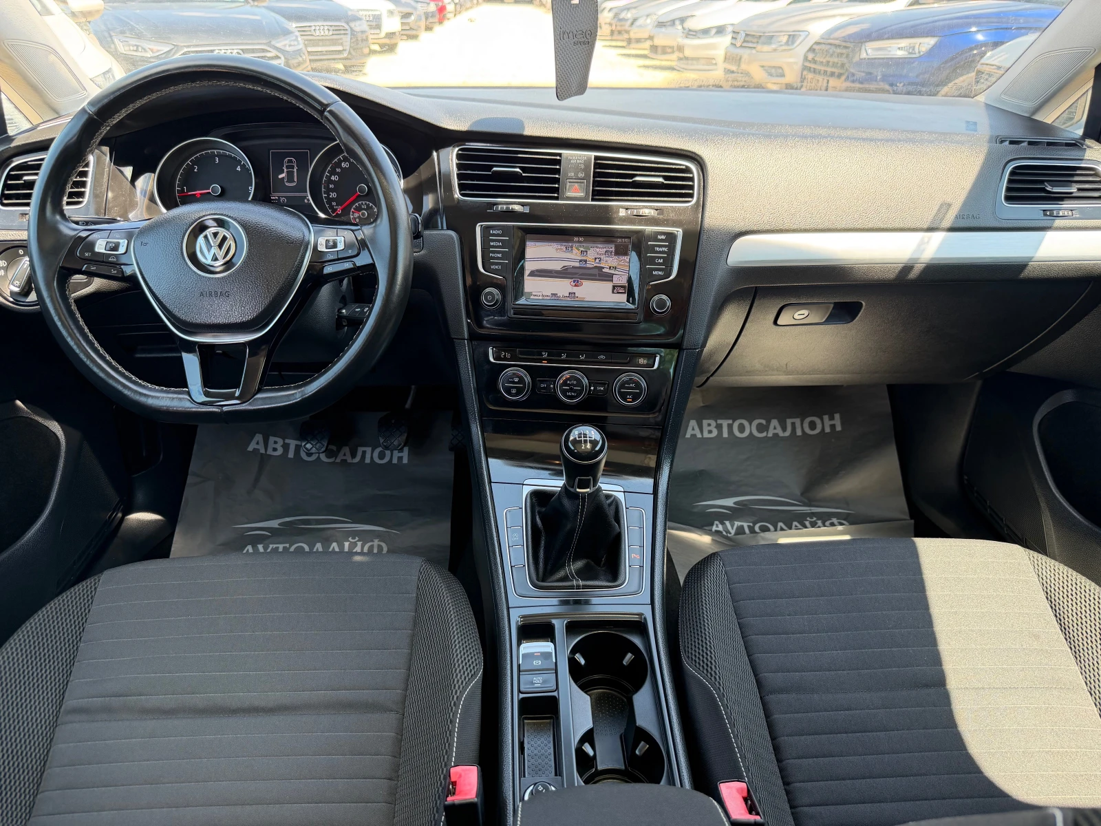 VW Golf 1.6TDI CUP EDITION NAVI DISTR. PANORAMA, снимка 8 - Автомобили и джипове - 55240325