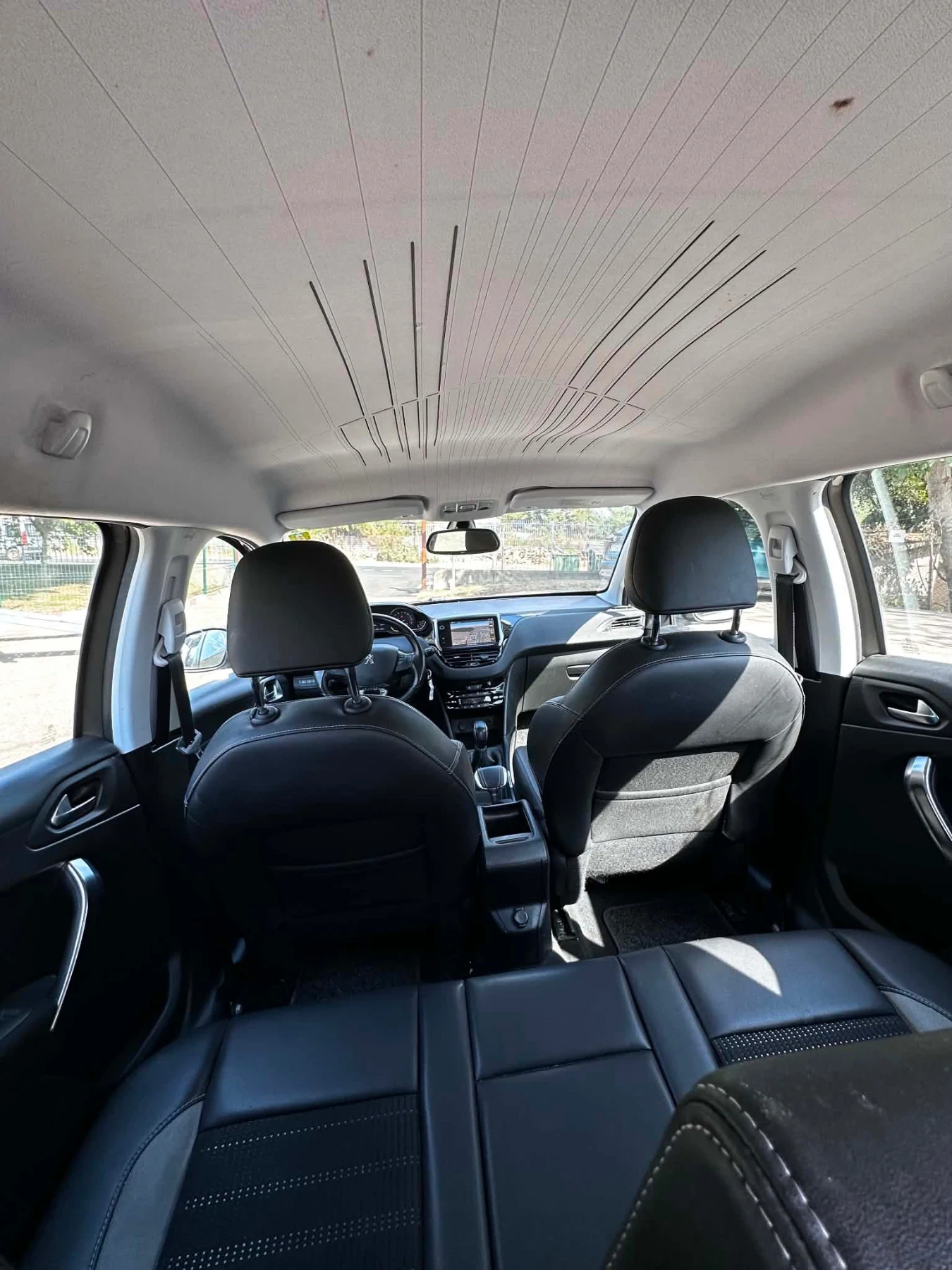 Peugeot 2008 1.2i* Allure* Navi* LED, снимка 11 - Автомобили и джипове - 55905613