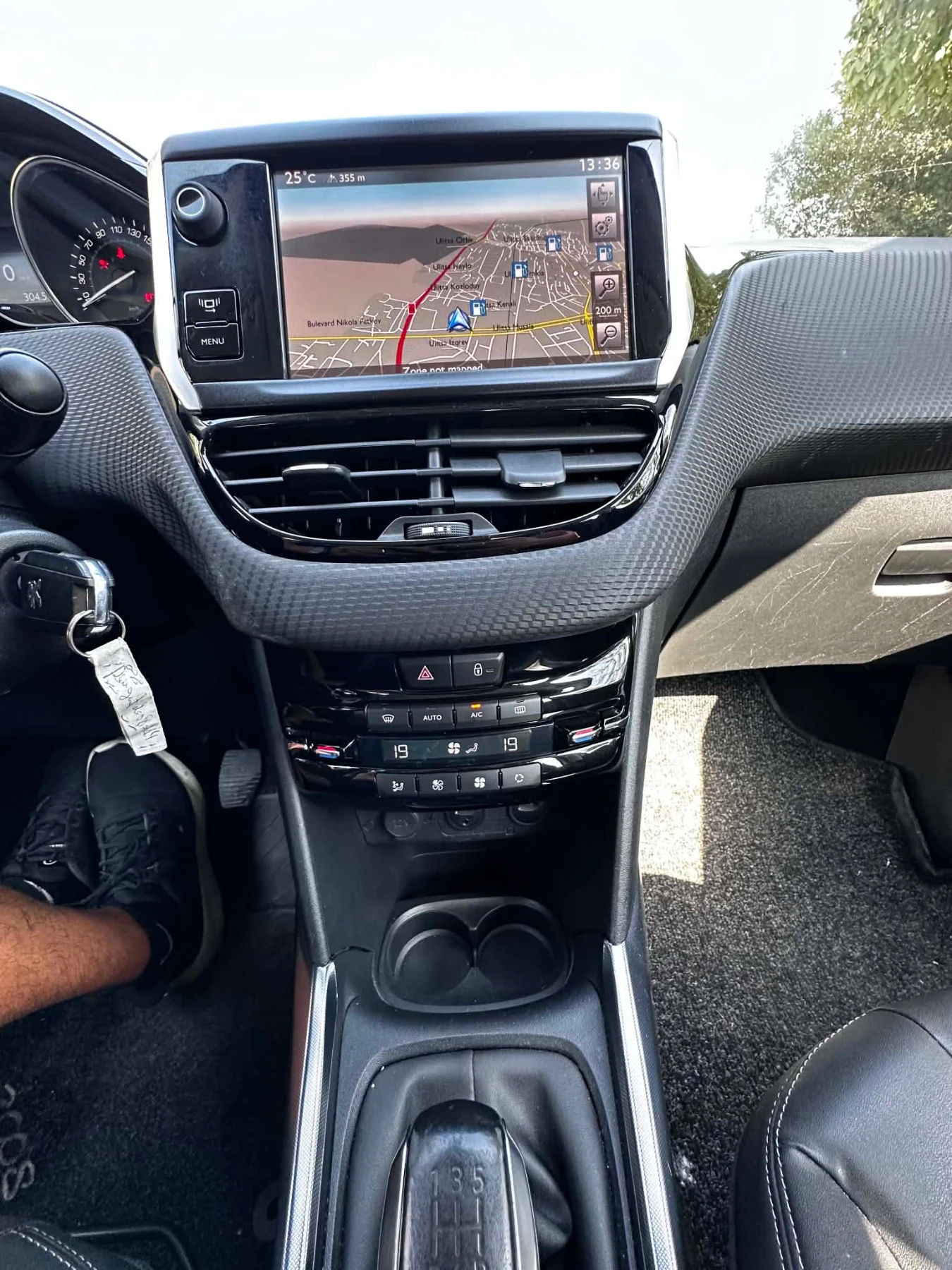 Peugeot 2008 1.2i* Allure* Navi* LED, снимка 9 - Автомобили и джипове - 55905613