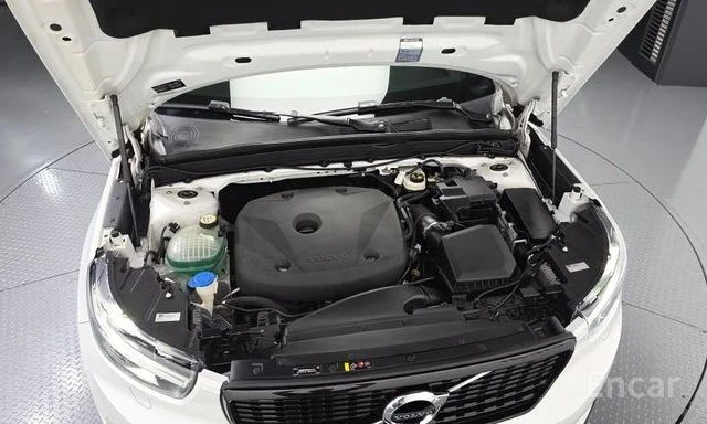 Volvo XC40 * T4 R Momentum, снимка 10 - Автомобили и джипове - 55402043