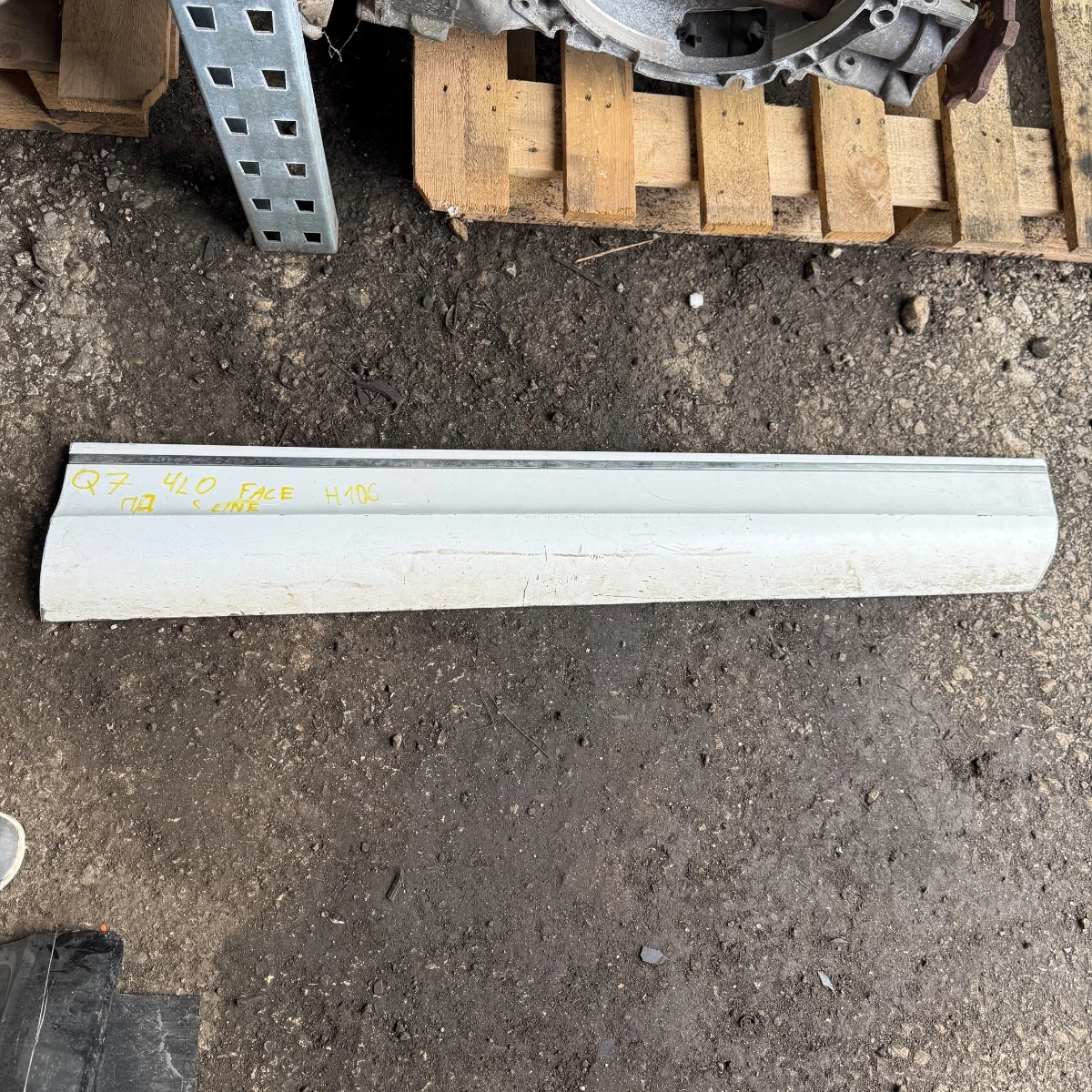 Долна лайсна за предна дясна врата на Audi Q7 4L0 бяла 4L0853960H-106