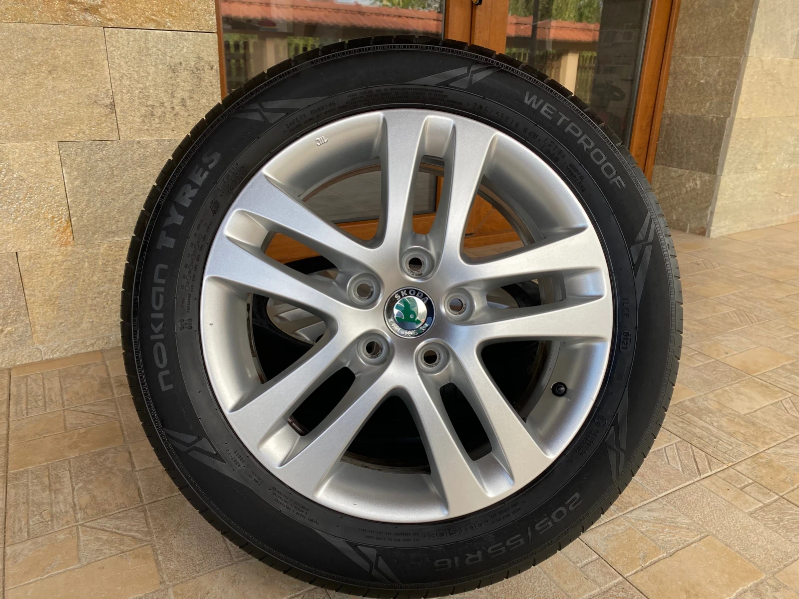 Гуми с джанти Nokian 205/55R16, снимка 7 - Гуми и джанти - 56244833