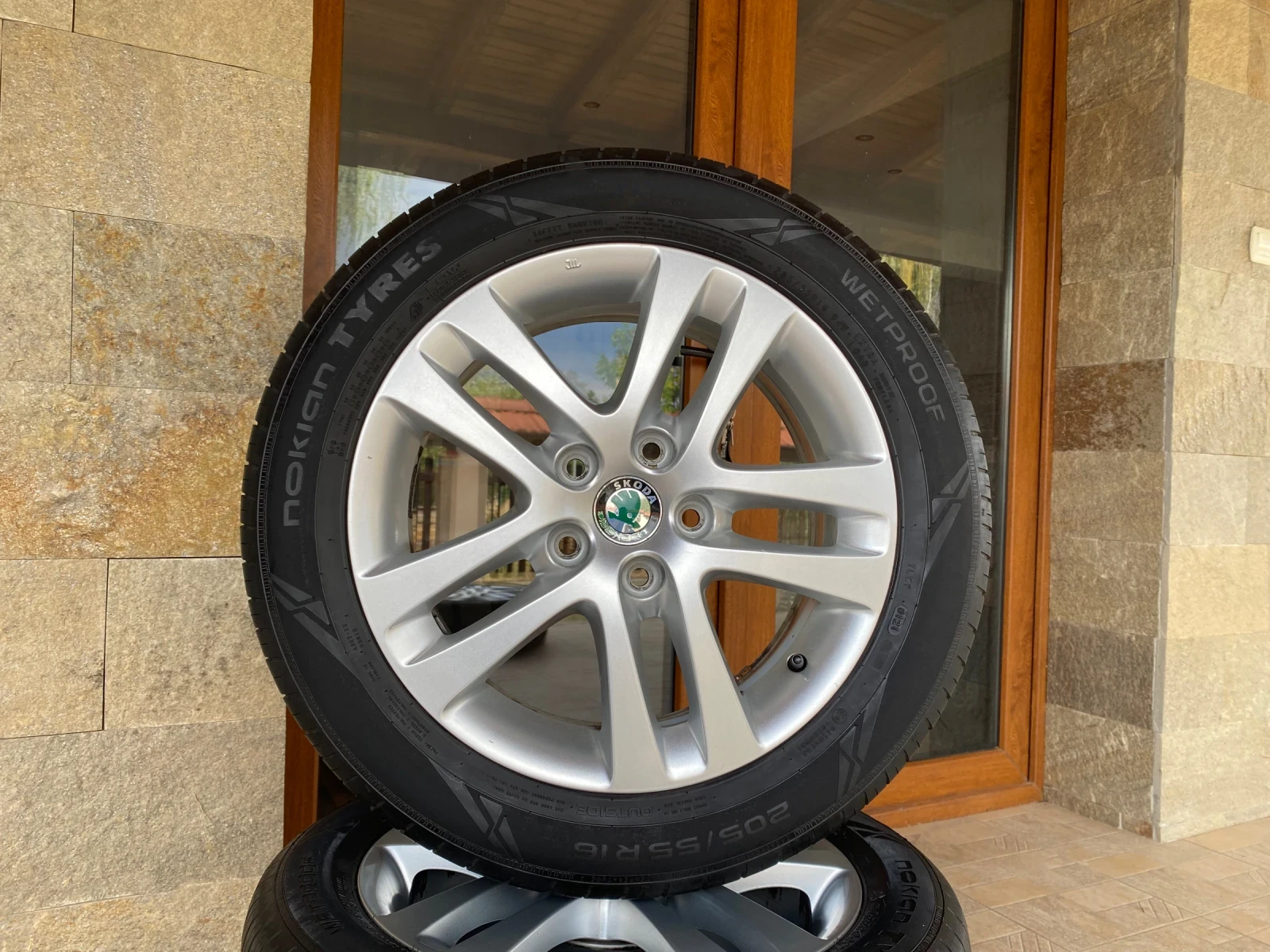 Гуми с джанти Nokian 205/55R16, снимка 2 - Гуми и джанти - 56244833
