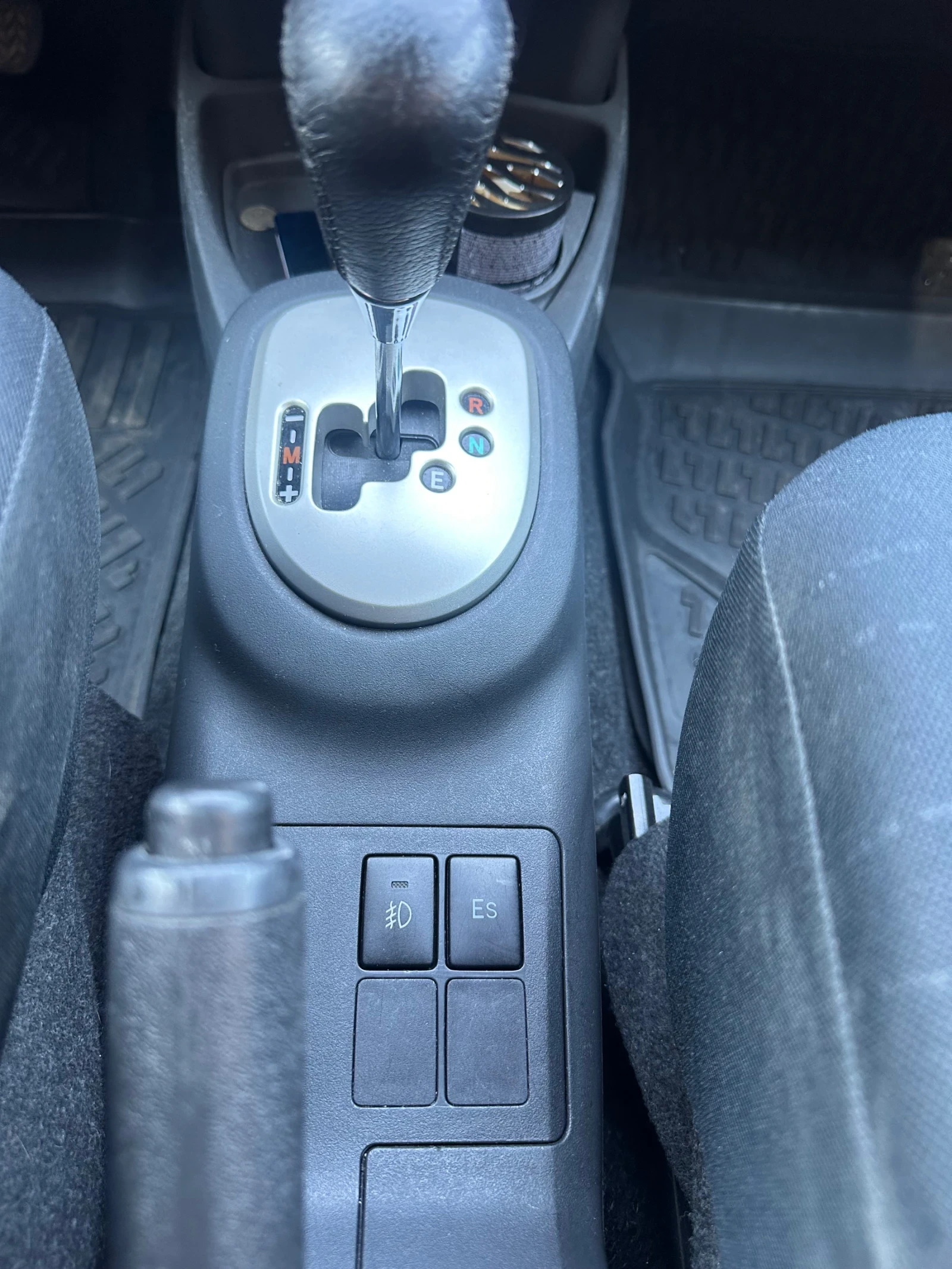 Toyota Yaris Автоматик 1.3 бензин - изображение 10