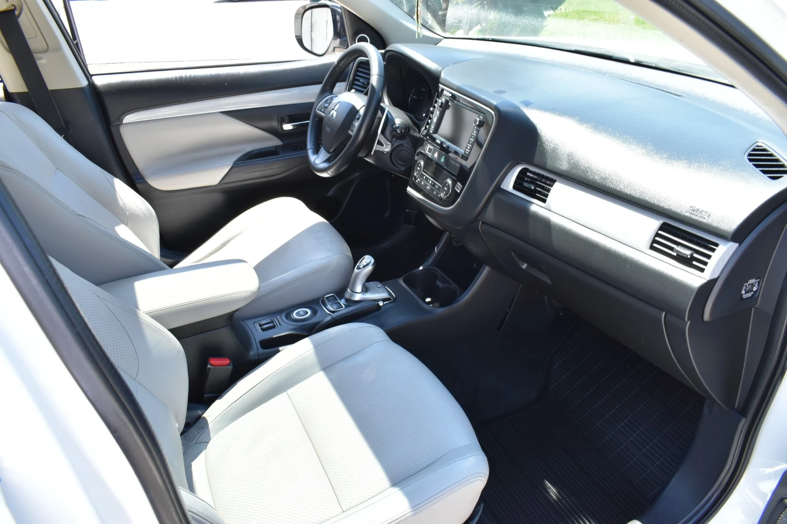 Mitsubishi Outlander 2.0i* PHEV* FULL* WHITE-PEARL* ROCKFORD | Mobile.bg   12