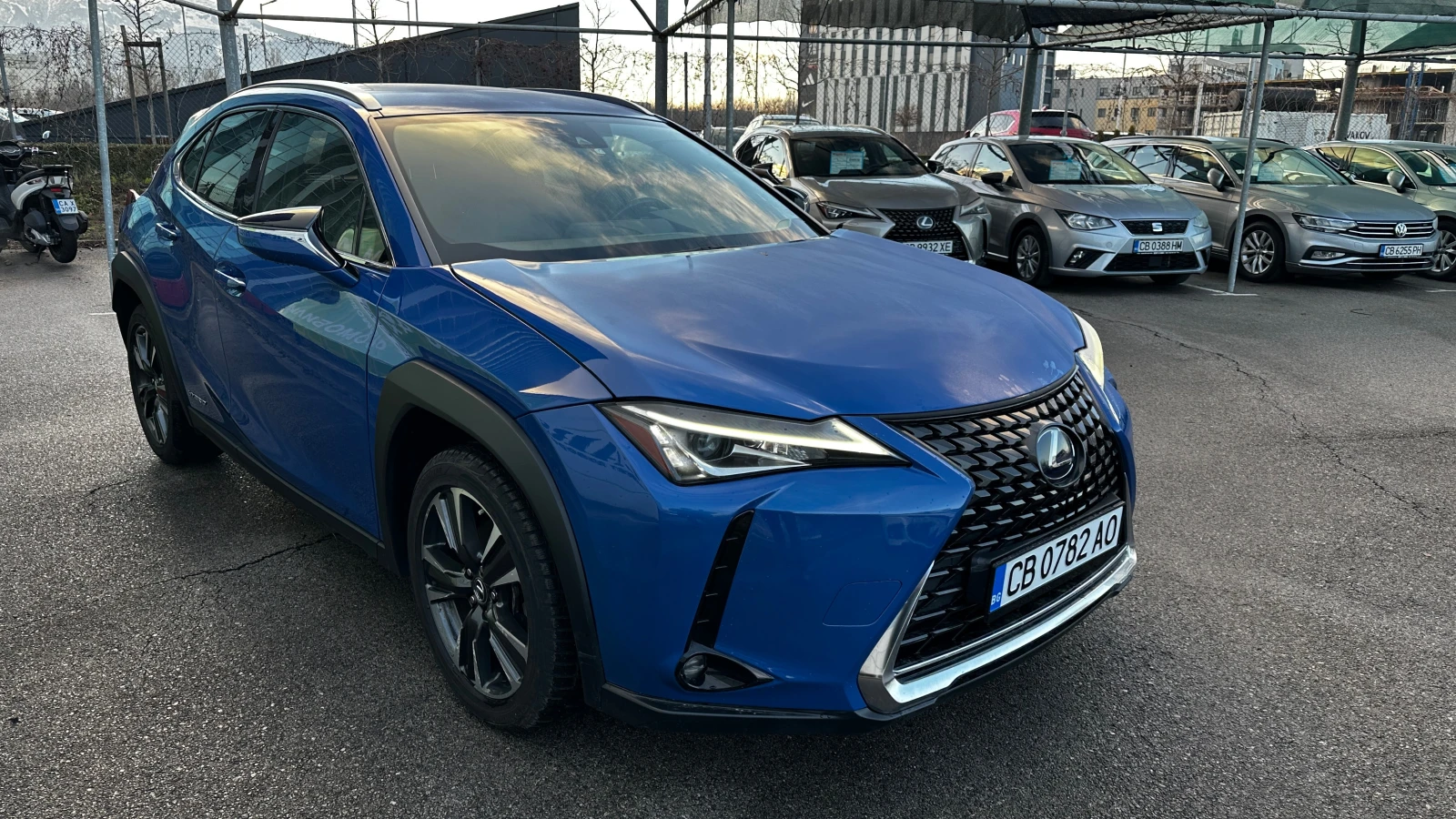 Lexus UX 250h 2.0 Hybrid 4x4 - изображение 2