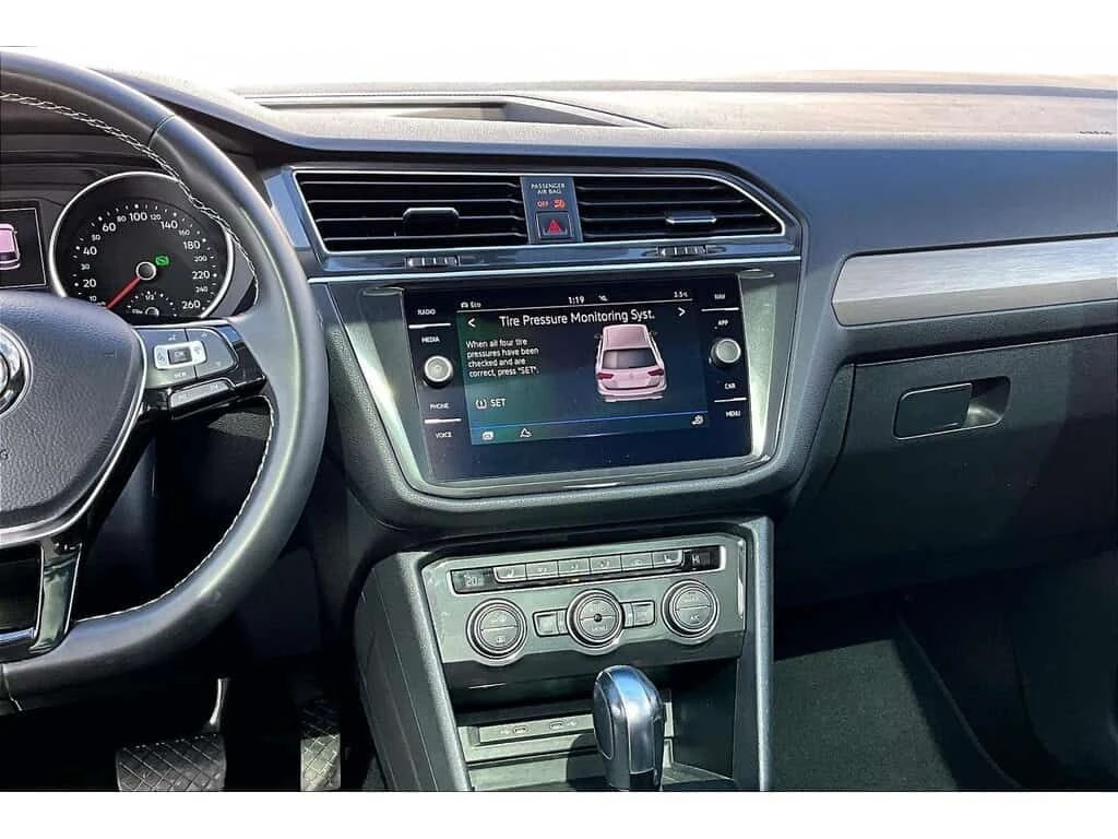 VW Tiguan * AWD | LEATHER | PANORAMIC SUNROOF | TOUCHSCREEN , снимка 8 - Автомобили и джипове - 54043216