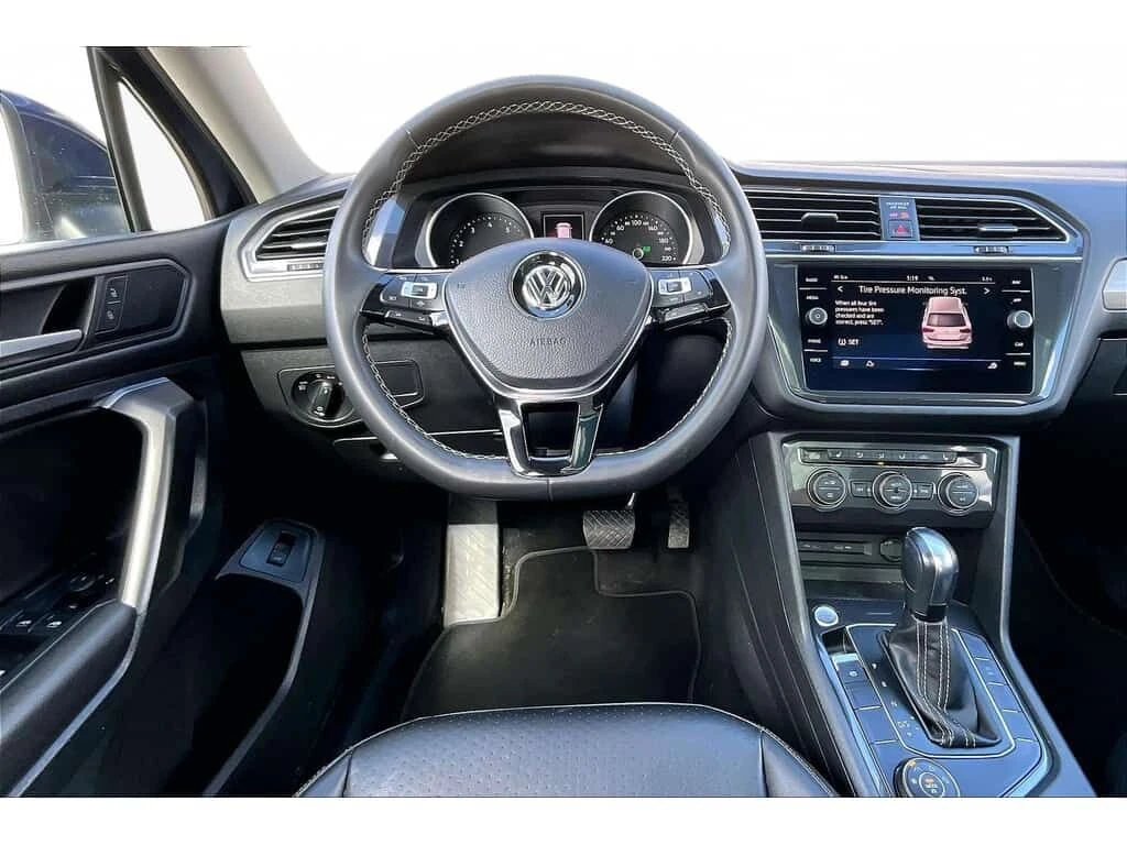 VW Tiguan * AWD | LEATHER | PANORAMIC SUNROOF | TOUCHSCREEN , снимка 6 - Автомобили и джипове - 54043216