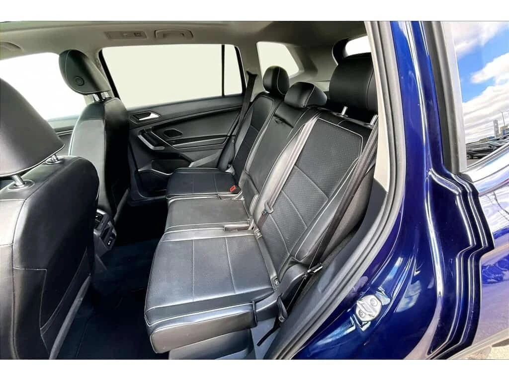 VW Tiguan * AWD | LEATHER | PANORAMIC SUNROOF | TOUCHSCREEN , снимка 10 - Автомобили и джипове - 54043216