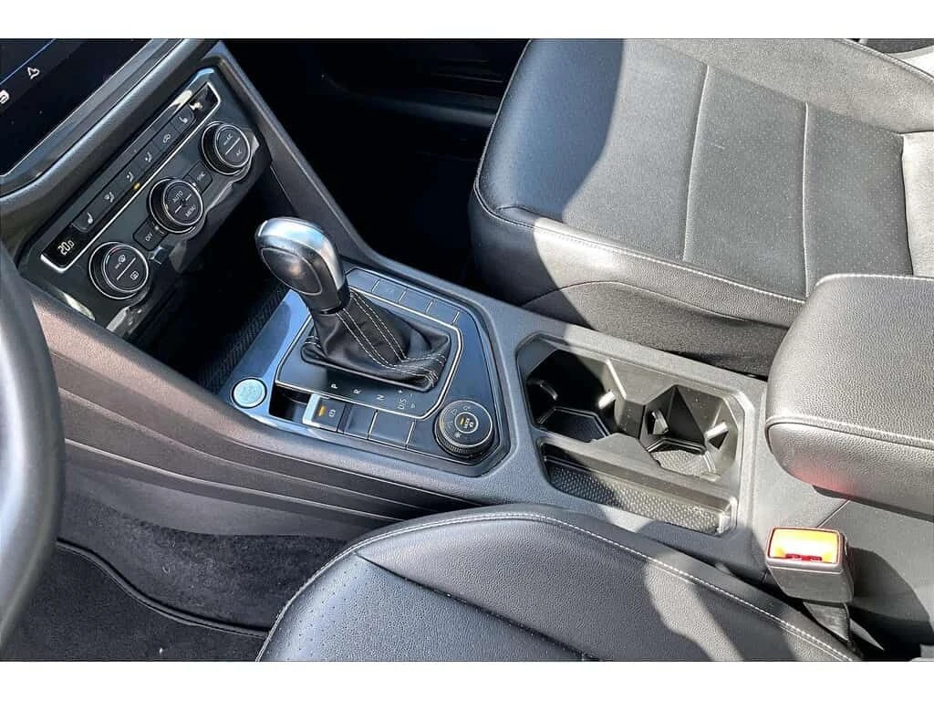 VW Tiguan * AWD | LEATHER | PANORAMIC SUNROOF | TOUCHSCREEN , снимка 16 - Автомобили и джипове - 54043216