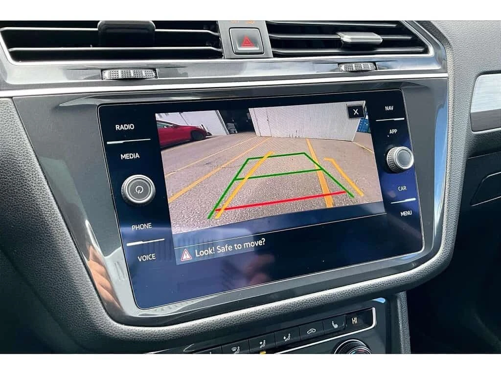 VW Tiguan * AWD | LEATHER | PANORAMIC SUNROOF | TOUCHSCREEN , снимка 9 - Автомобили и джипове - 54043216