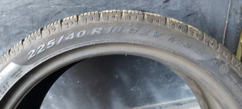 Гуми Зимни 225/40R18, снимка 9 - Гуми и джанти - 35129846