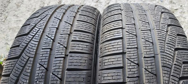 Гуми Зимни 225/40R18, снимка 1 - Гуми и джанти - 35129846