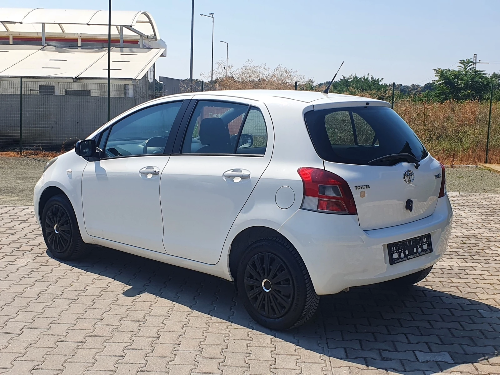 Toyota Yaris 1.0 бензин 69к.с. - изображение 10