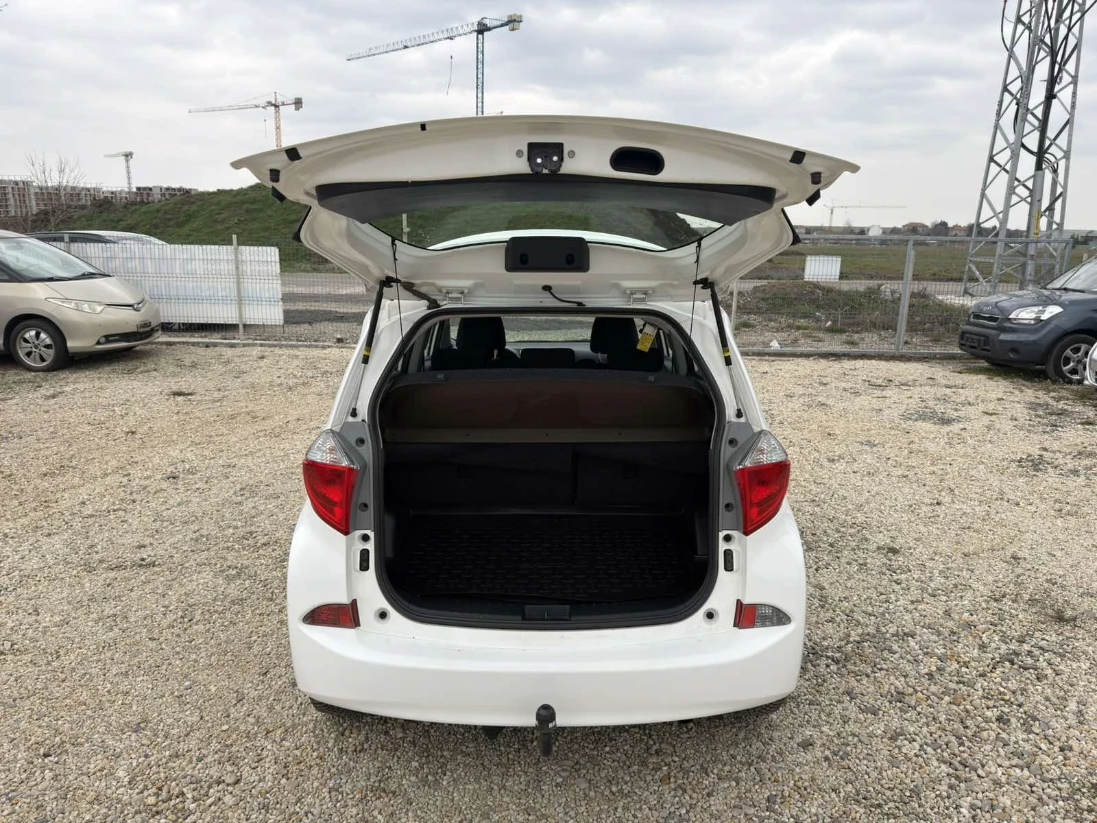 Toyota Verso S 1.3 VVT-i, снимка 8 - Автомобили и джипове - 53915167