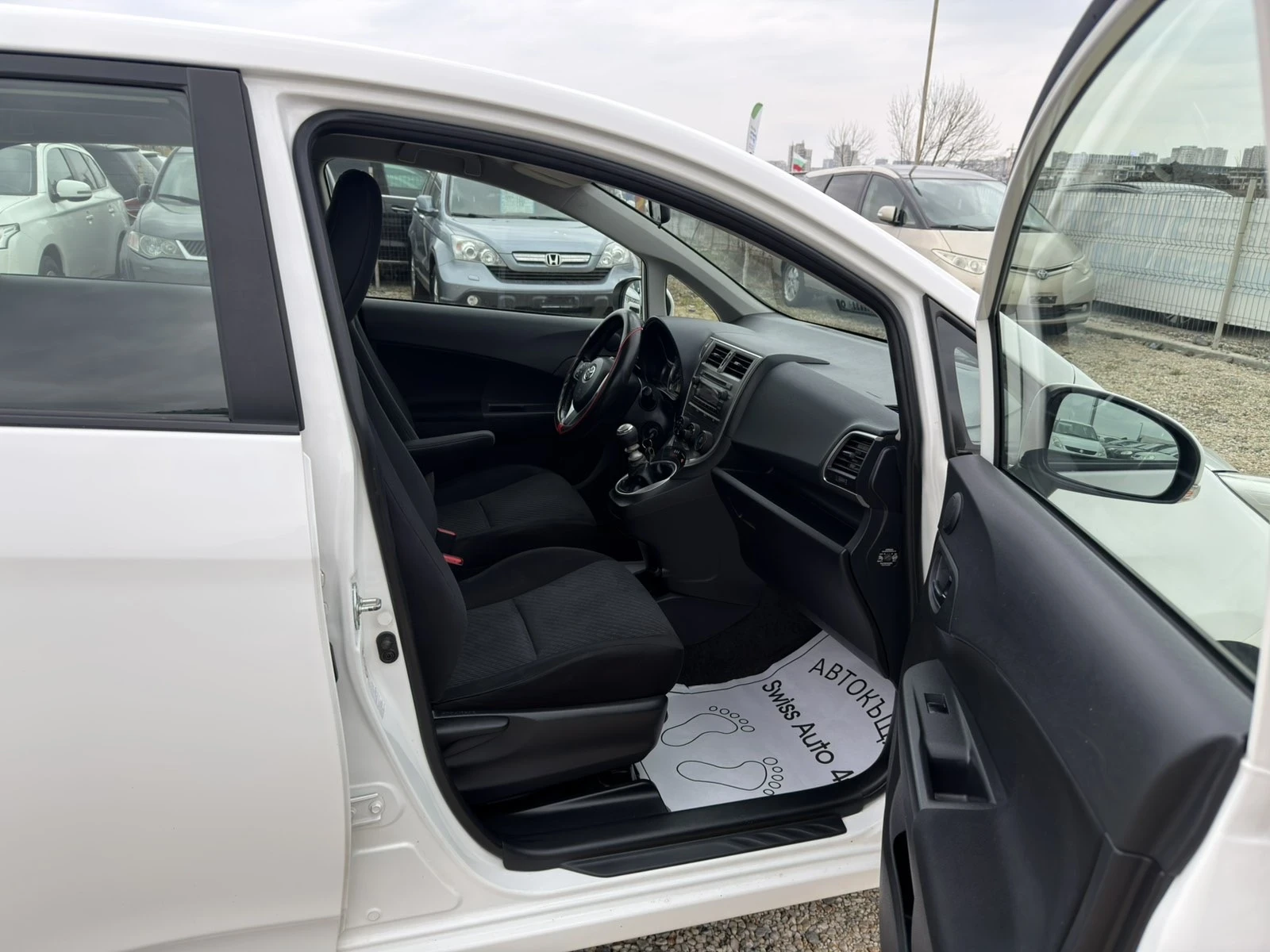 Toyota Verso S 1.3 VVT-i, снимка 13 - Автомобили и джипове - 53915167