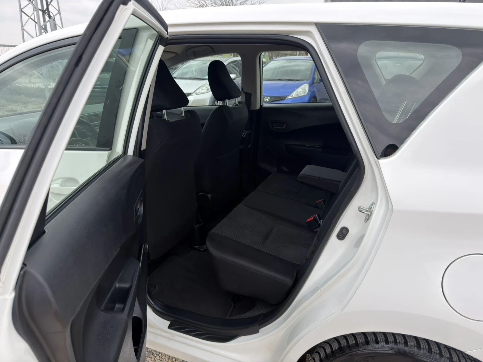 Toyota Verso S 1.3 VVT-i, снимка 15 - Автомобили и джипове - 53915167