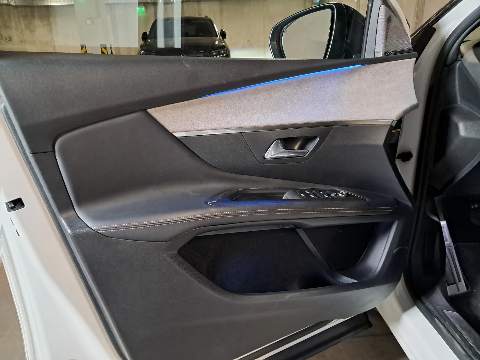 Peugeot 3008 1.6 * HYBRID* GT-LINE* 4WD* PANO* 360* , снимка 8 - Автомобили и джипове - 54596023