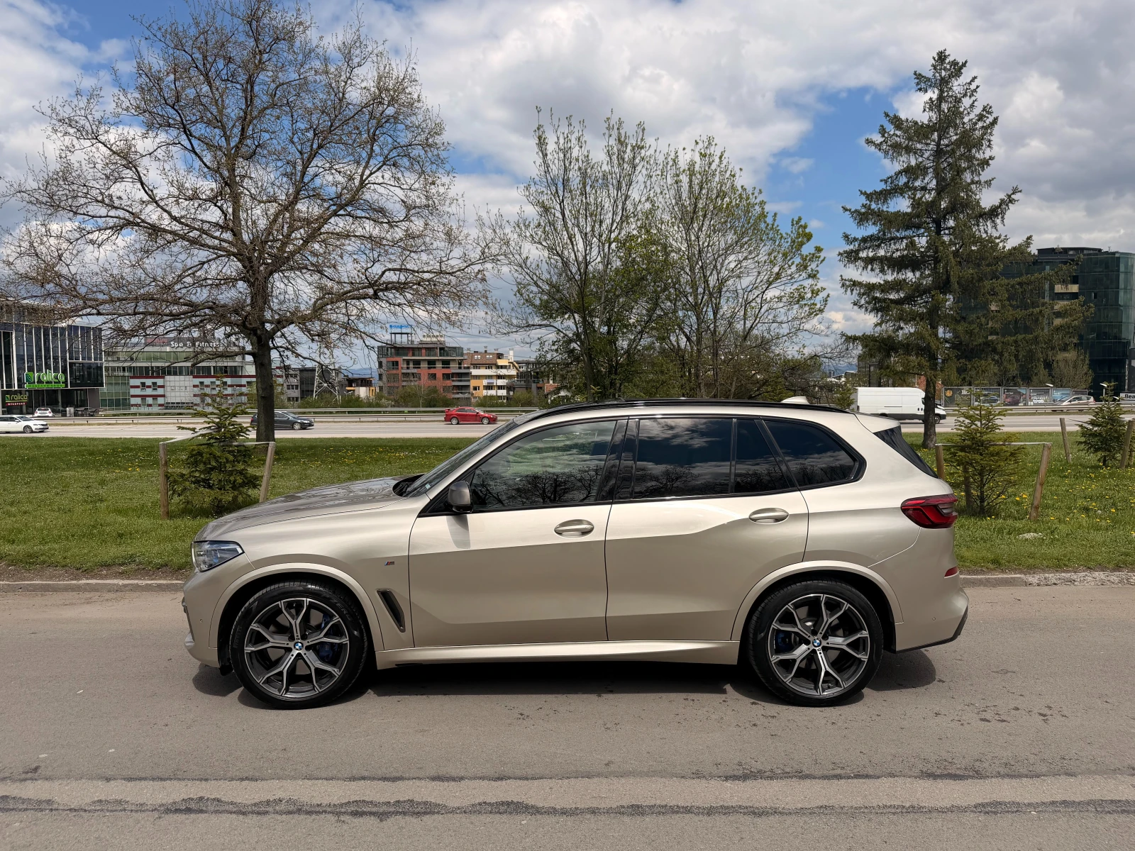 BMW X5 M50d Individual| Laser| HarmanKardon| HeadUp, снимка 3 - Автомобили и джипове - 54185154