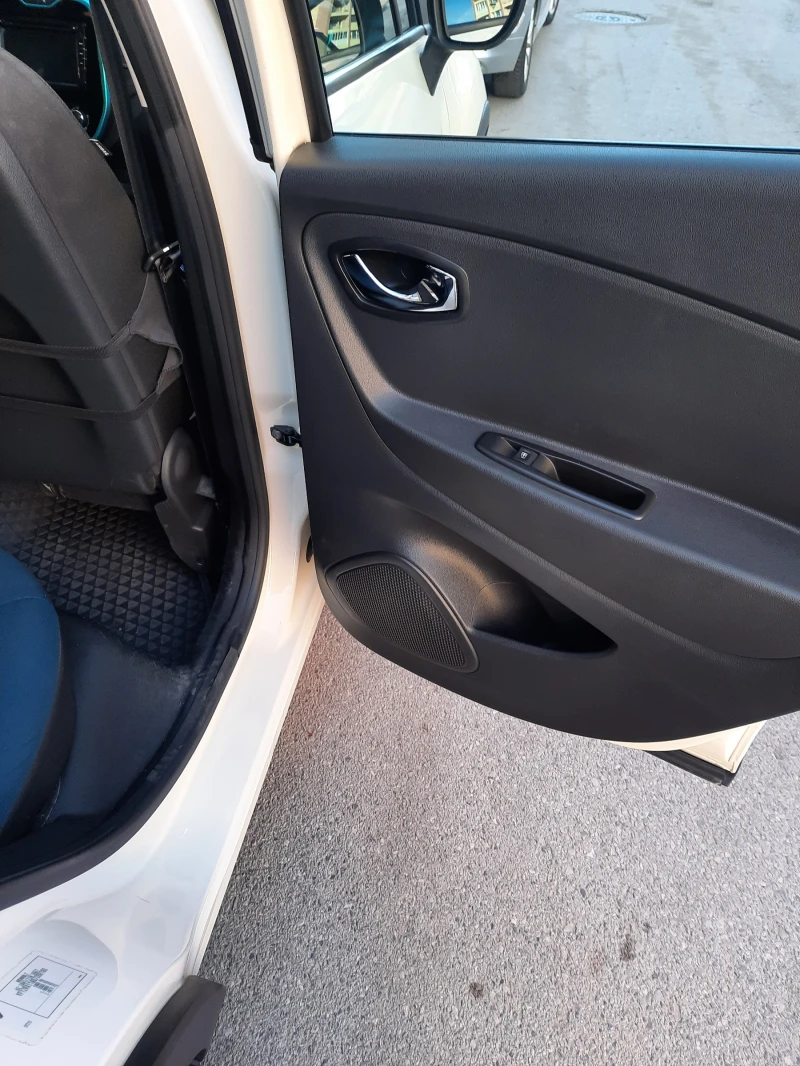 Renault Captur, снимка 6 - Автомобили и джипове - 52530641