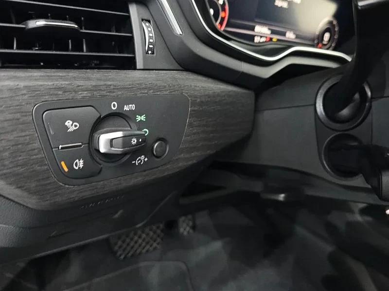 Audi A4 2.0 TDI Premium, снимка 17 - Автомобили и джипове - 53681226