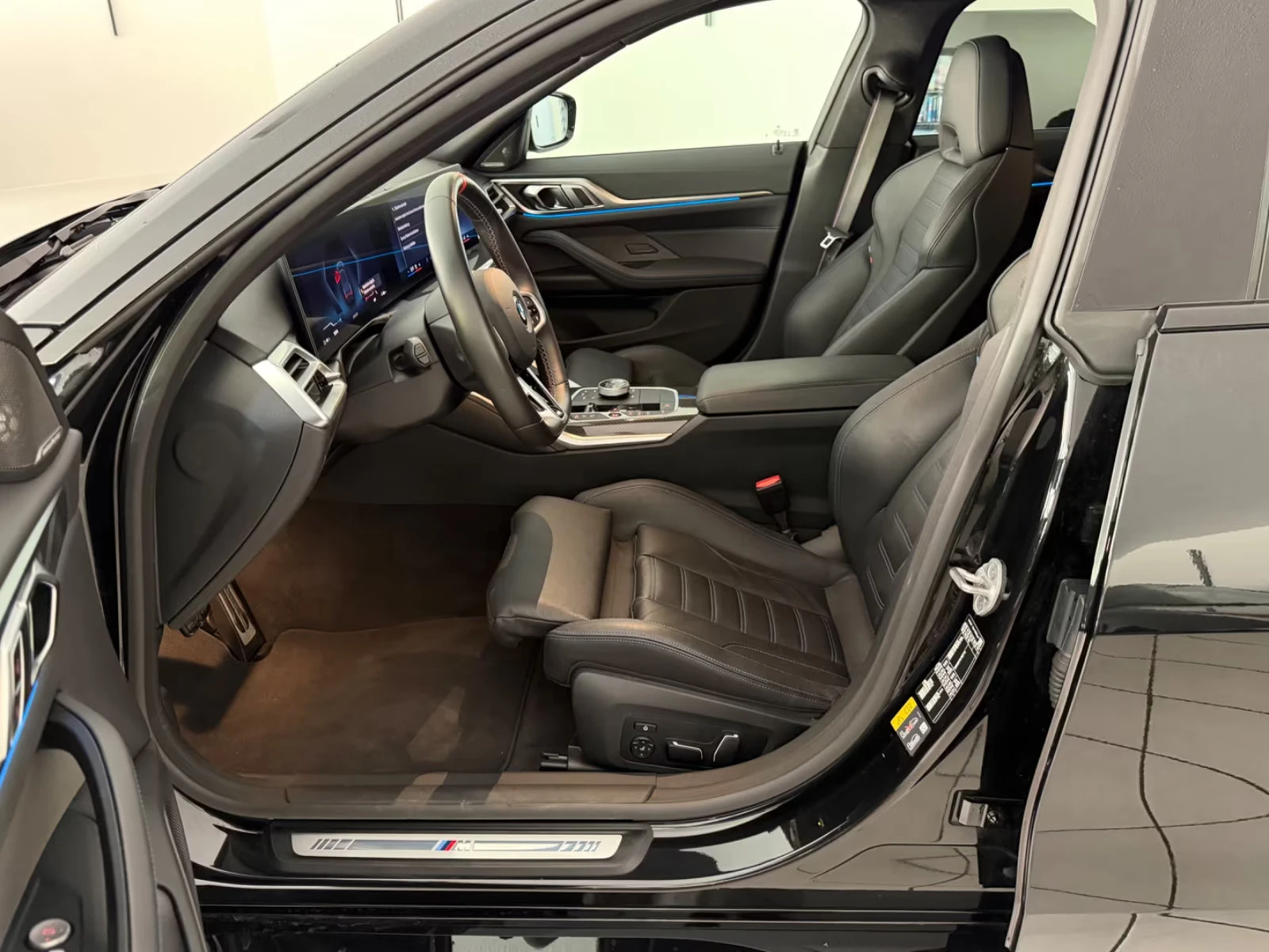 BMW i4 M60/601HP/xDRIVE/SPORT/PRO/360/BLACK/ACC/537z, снимка 11 - Автомобили и джипове - 55146534