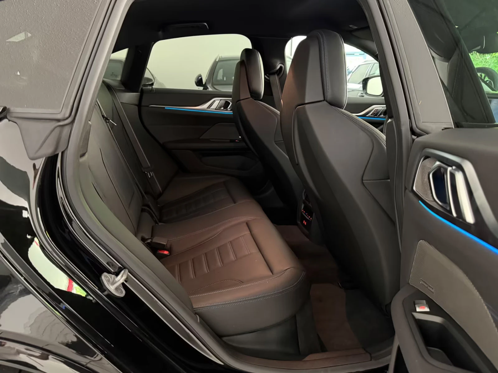 BMW i4 M60/601HP/xDRIVE/SPORT/PRO/360/BLACK/ACC/537z, снимка 13 - Автомобили и джипове - 55146534