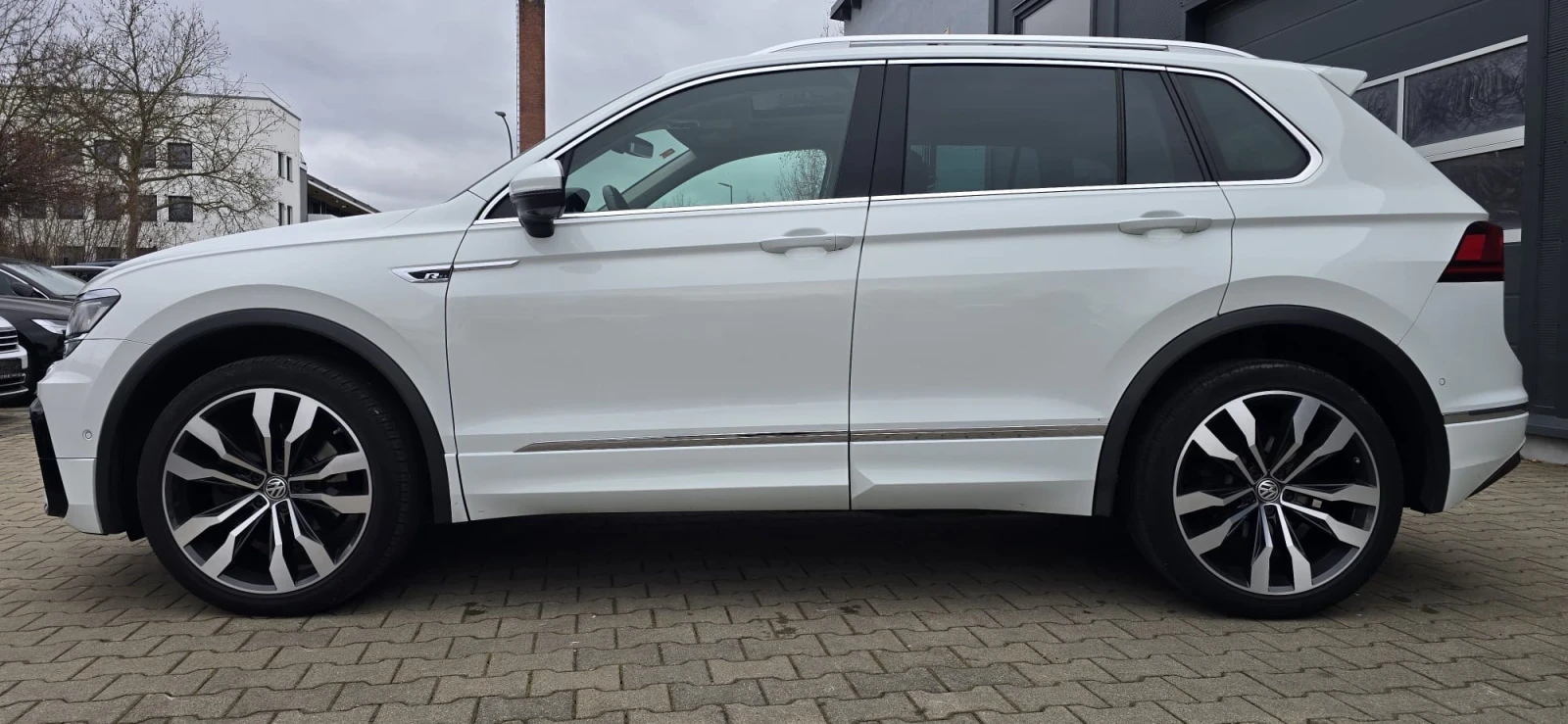 VW Tiguan 2.0 190 R-Line Full 360  Digital, снимка 3 - Автомобили и джипове - 54450278