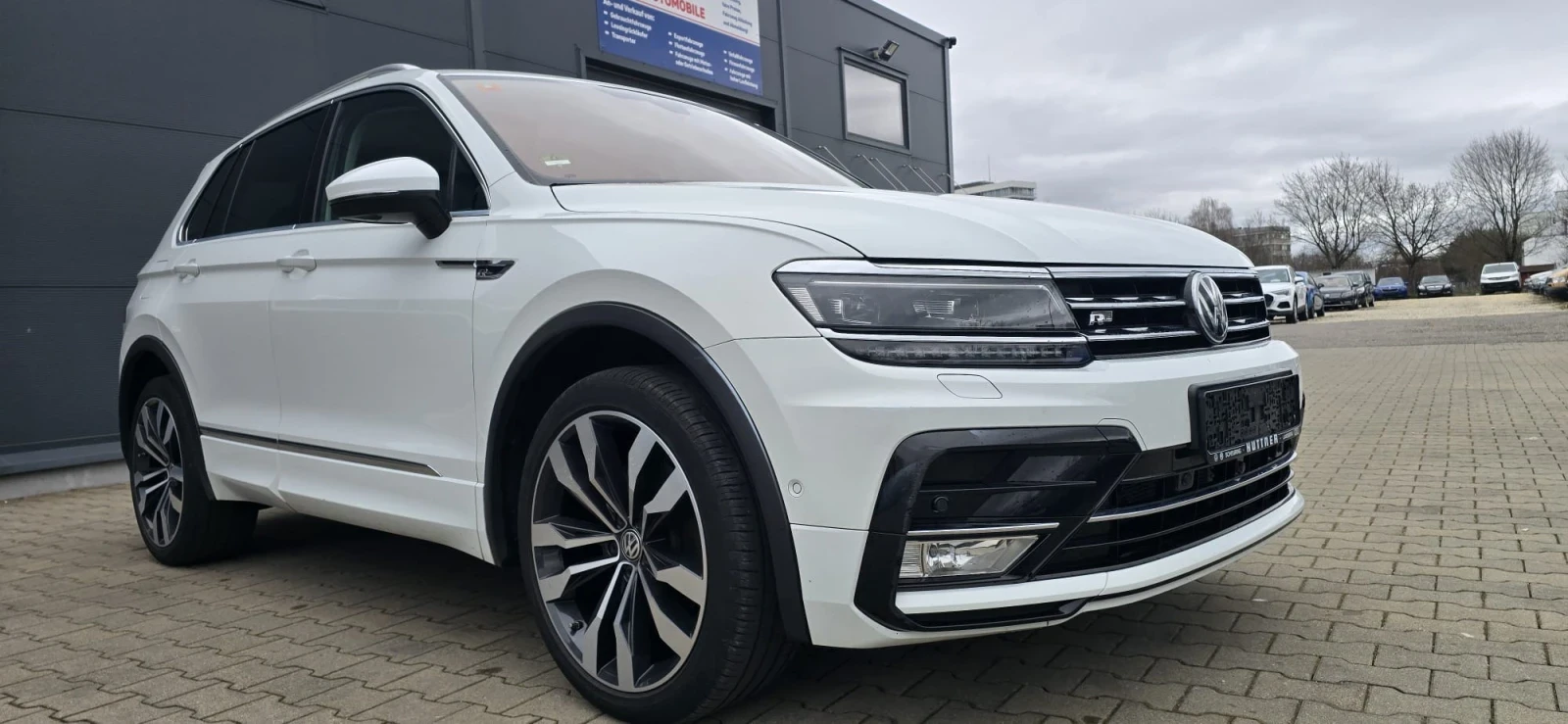 VW Tiguan 2.0 190 R-Line Full 360  Digital, снимка 2 - Автомобили и джипове - 54450278