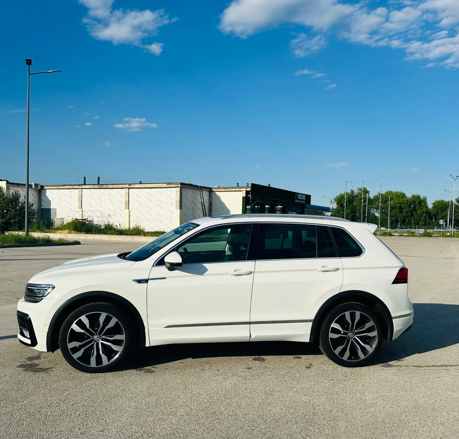 VW Tiguan R-Line FULL Нов внос Германия* Head-up* 360* Digit, снимка 4 - Автомобили и джипове - 55009561