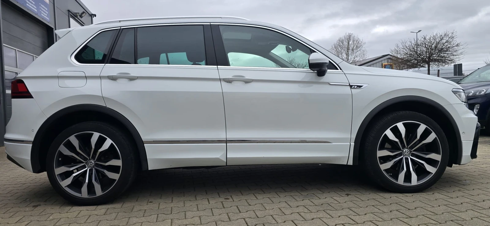 VW Tiguan 2.0 190 R-Line Full 360  Digital, снимка 4 - Автомобили и джипове - 54450278