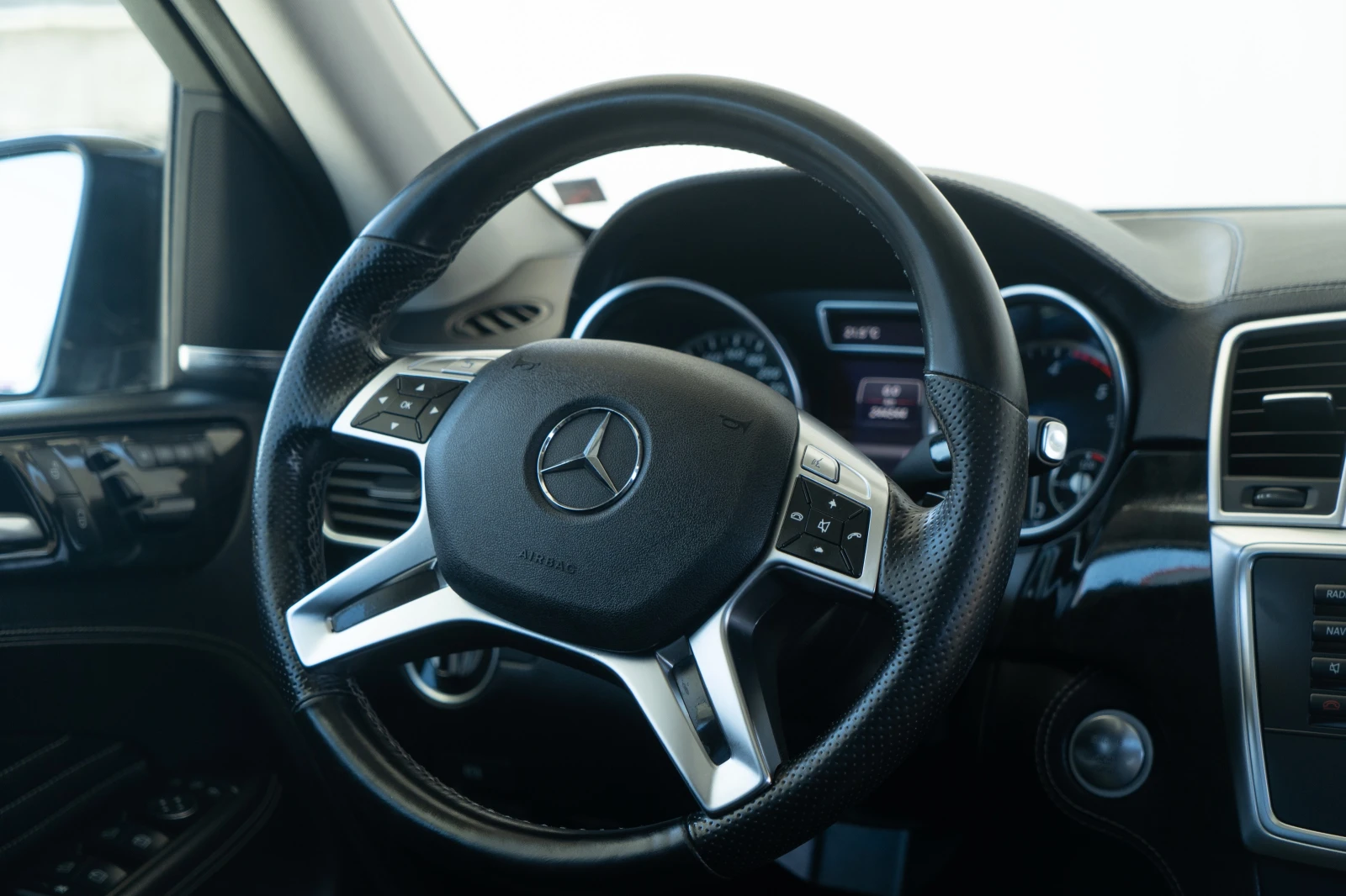 Mercedes-Benz ML 350 D = DISTRONIC = AIRMATIC = FULL MAX = ЛИЗИНГ, снимка 12 - Автомобили и джипове - 54856198