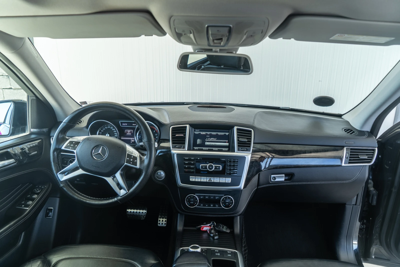 Mercedes-Benz ML 350 D = DISTRONIC = AIRMATIC = FULL MAX = ЛИЗИНГ, снимка 13 - Автомобили и джипове - 54856198