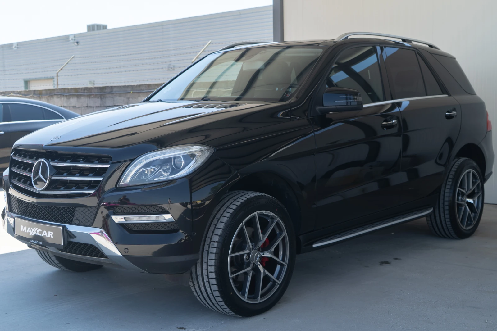 Mercedes-Benz ML 350 D = DISTRONIC = AIRMATIC = FULL MAX = ЛИЗИНГ, снимка 3 - Автомобили и джипове - 54856198