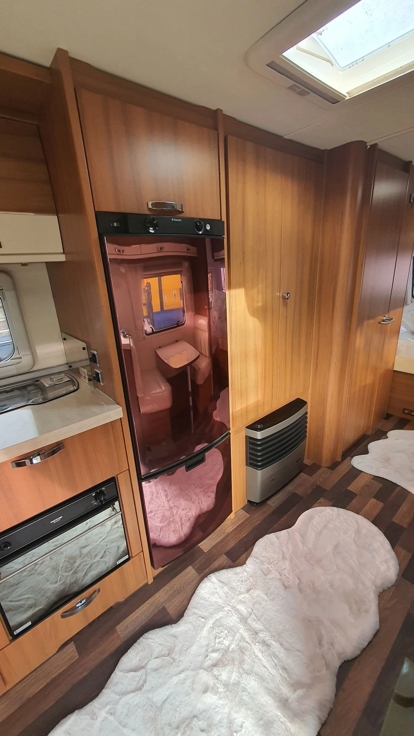 Каравана Tabbert Bellini 655, снимка 8 - Каравани и кемпери - 53832260