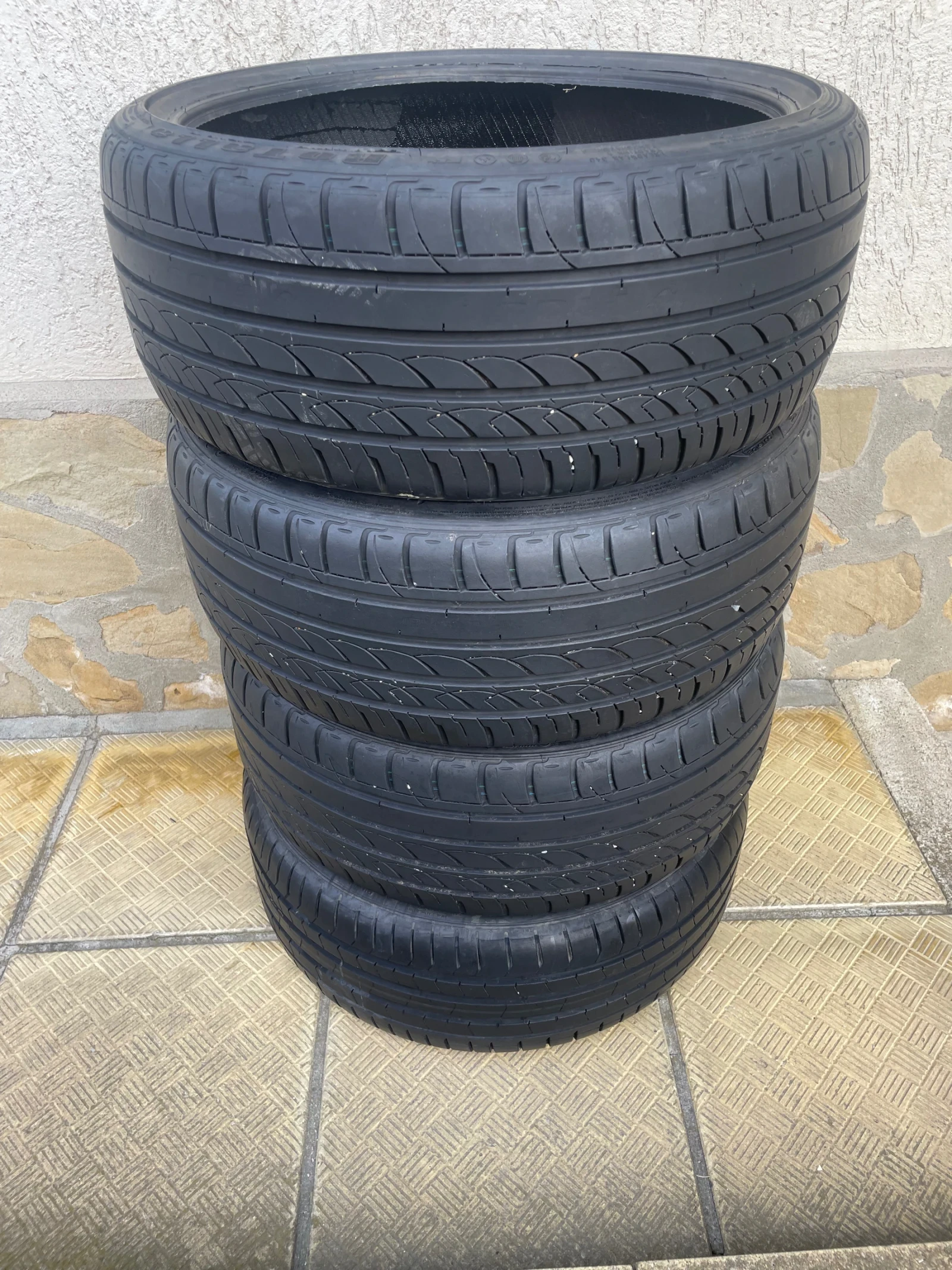 Гуми Летни 225/35R20, снимка 2 - Гуми и джанти - 47708110