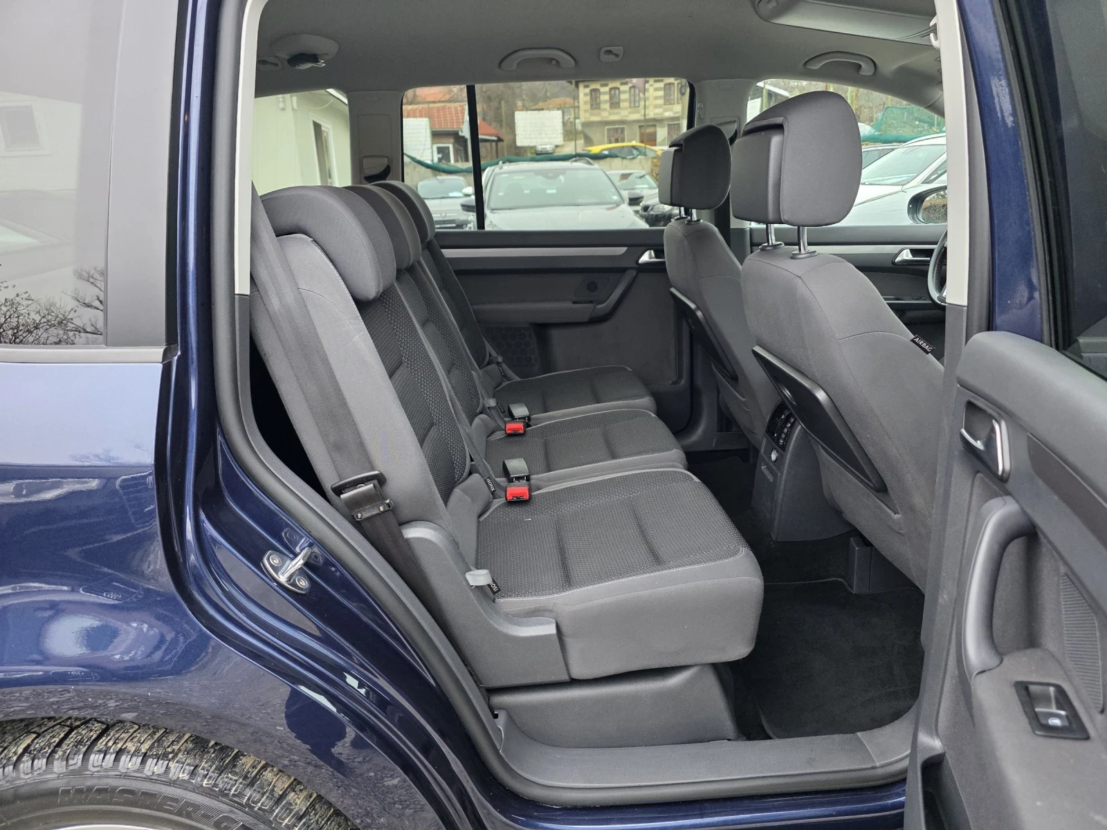 VW Touran 1.6 TDI 105 К.С. (DSG) НАВИ / КАМЕРА / САМОПАРКИРА - изображение 10