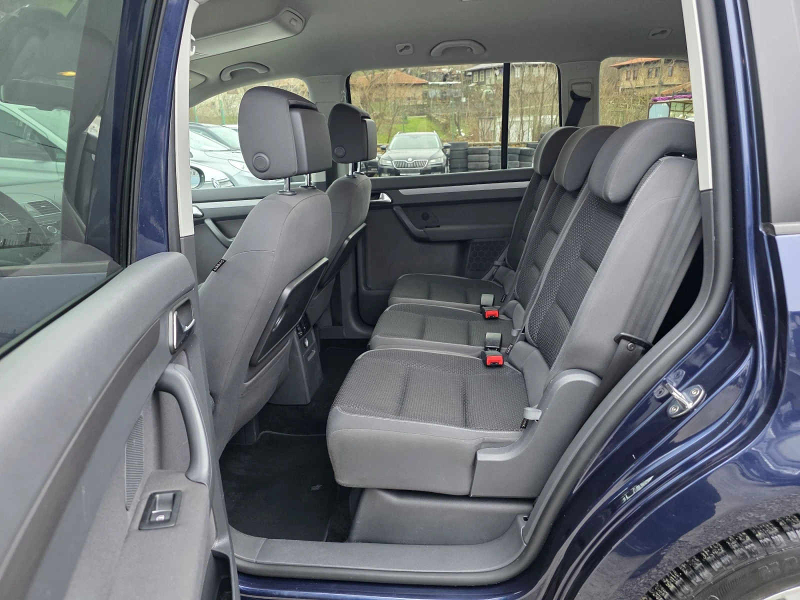 VW Touran 1.6 TDI 105 К.С. (DSG) НАВИ / КАМЕРА / САМОПАРКИРА - изображение 9