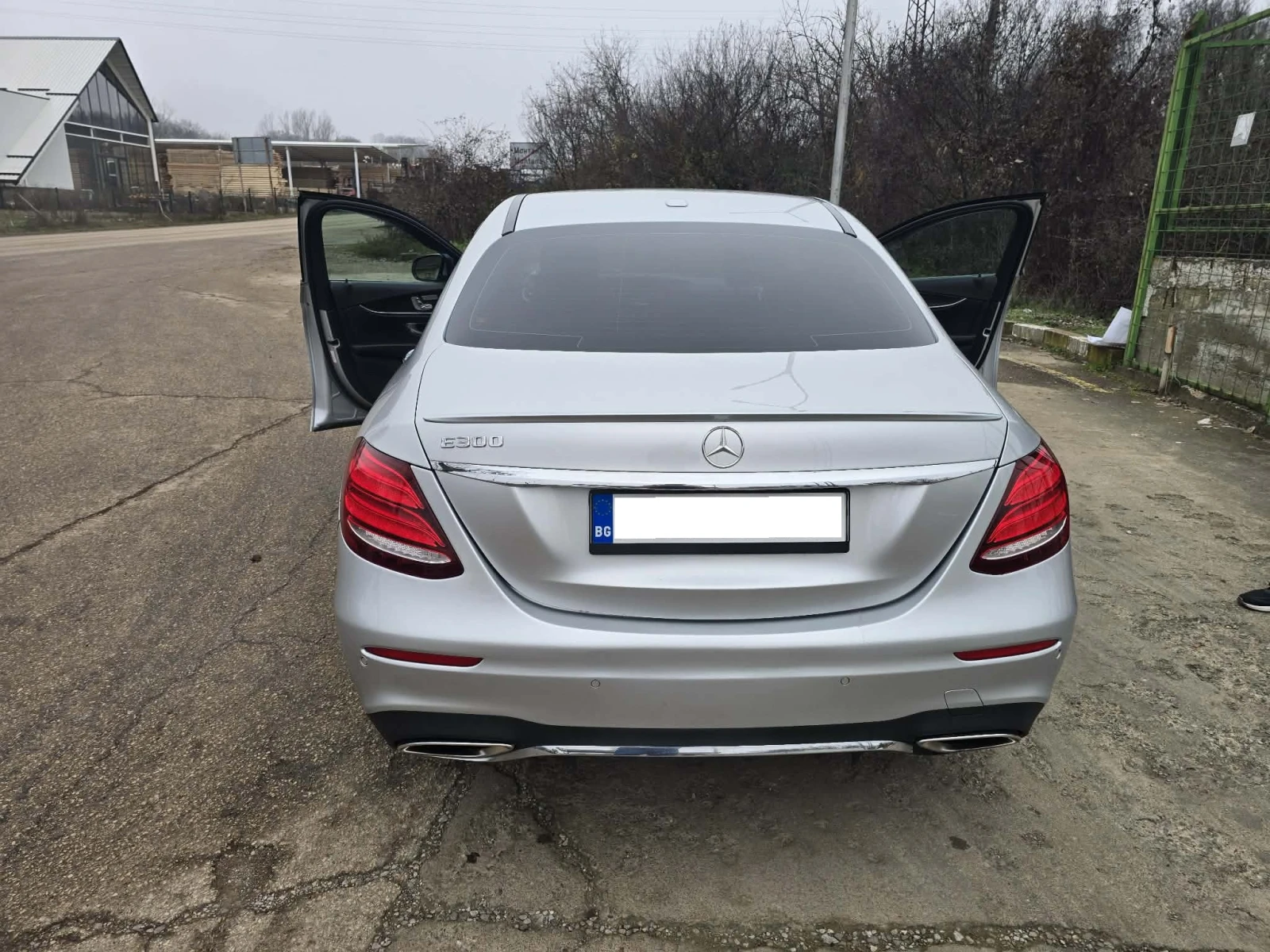Mercedes-Benz E 300, снимка 4 - Автомобили и джипове - 54661919