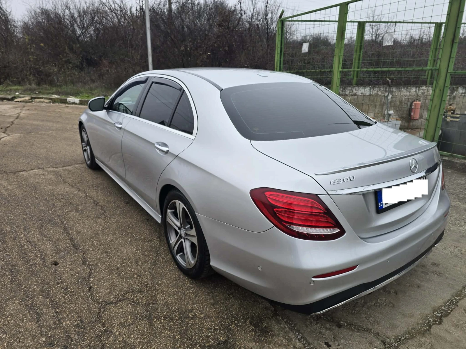 Mercedes-Benz E 300, снимка 5 - Автомобили и джипове - 54661919