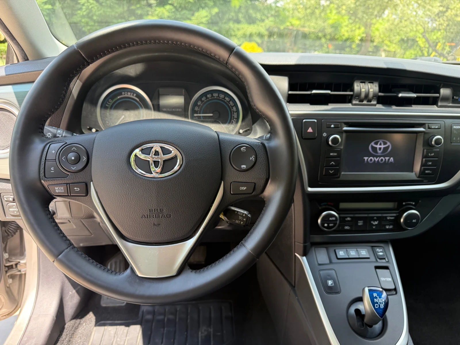 Toyota Auris 1.8Hybrid* Keyless* Камера* 70 000км.* , снимка 5 - Автомобили и джипове - 55010119