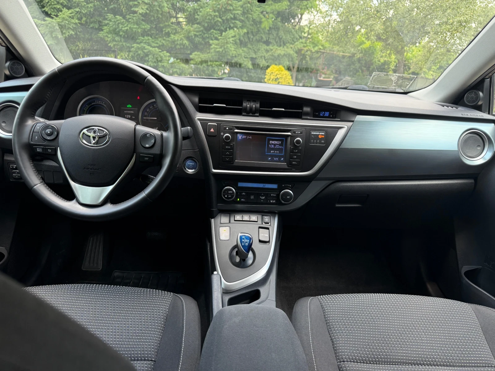 Toyota Auris 1.8Hybrid* Keyless* Камера* 70 000км.* , снимка 13 - Автомобили и джипове - 55010119